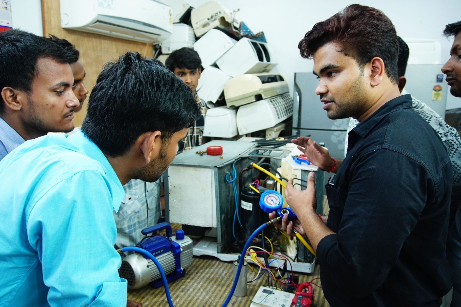 कई क्षेत्रों में काम करते प्रशिक्षित कर्मचारी